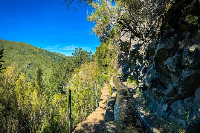 25 Fountains Levada: Hiking Tour in Madeira Rabaçal Valley (PR6) - 25 Fountains: the famous waterfall spot—and how crowds change the experience