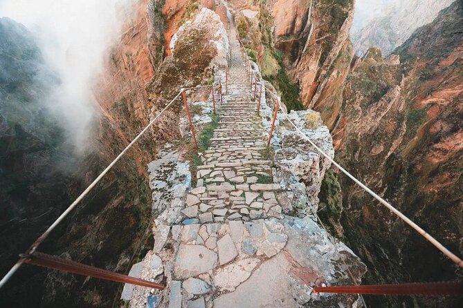 Madeira: Sunrise at Pico do Arieiro & Hike Larano trail - Miradouro do Guindaste: A Quick Photo Stop on a Glass Platform