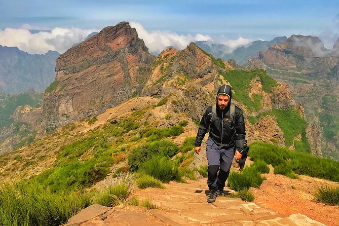 Pico do Areeiro to Pico Ruivo (PR 1) - Hiking Tour in Madeira - Reaching Pico Ruivo (1861m): The 360° Moment